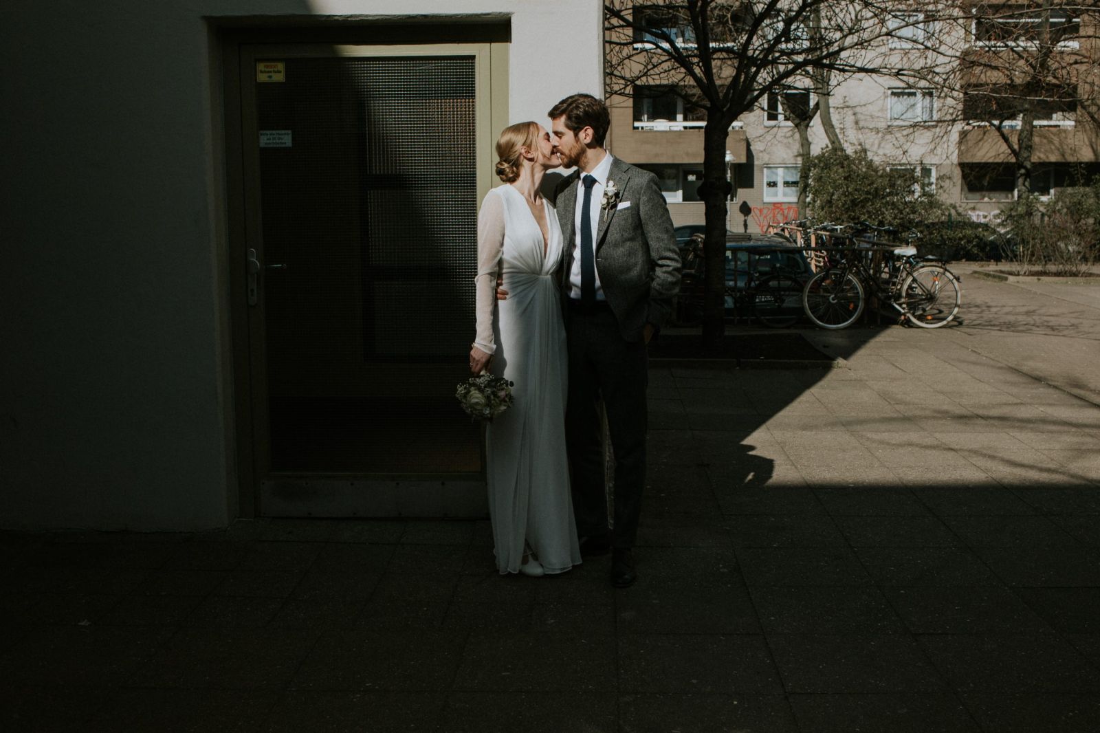 Hochzeitspaar küsst sich beim Fotoshooting