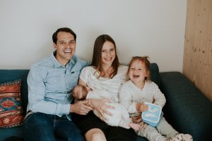 Familie wurde von Anja Birkner in ihrem Wohnzimmer fotografiert.